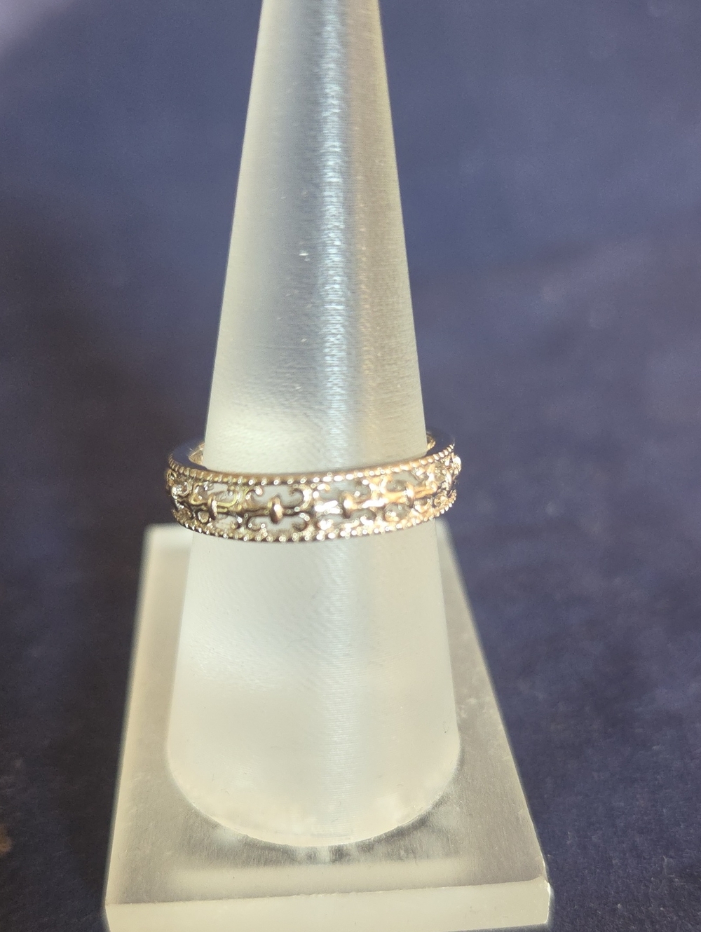 Gold-Tone Filigree Women's Band Ring - Elegant Floral Design